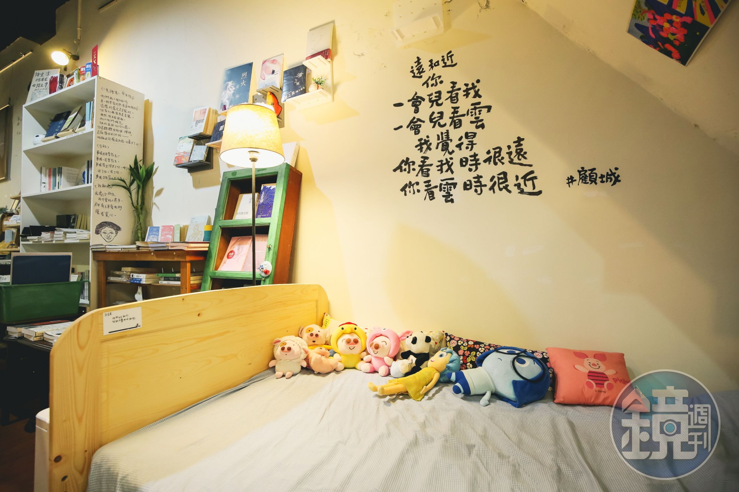 書店的牆面使用許多現代詩裝飾。