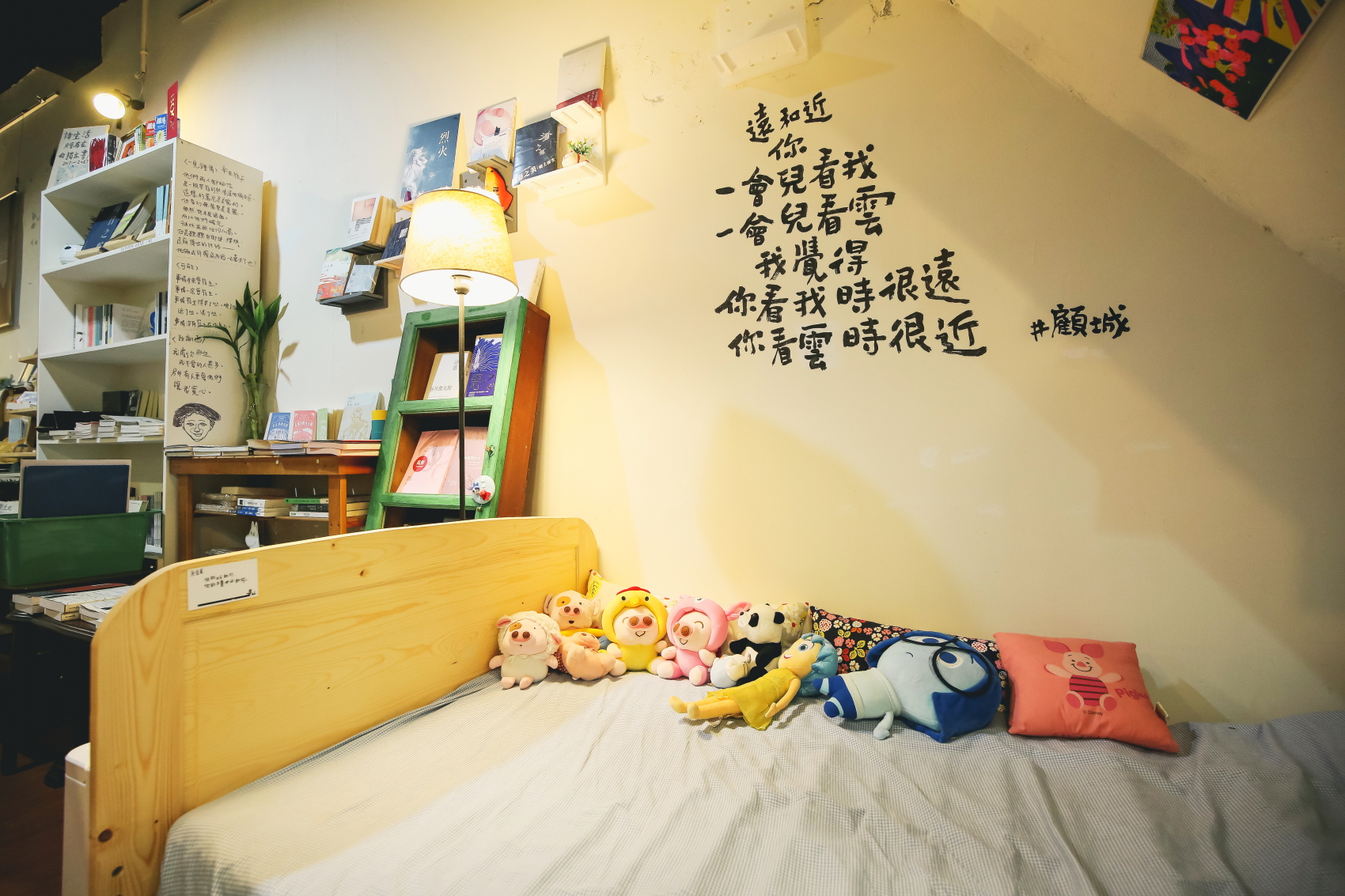 書店的牆面使用許多現代詩裝飾。