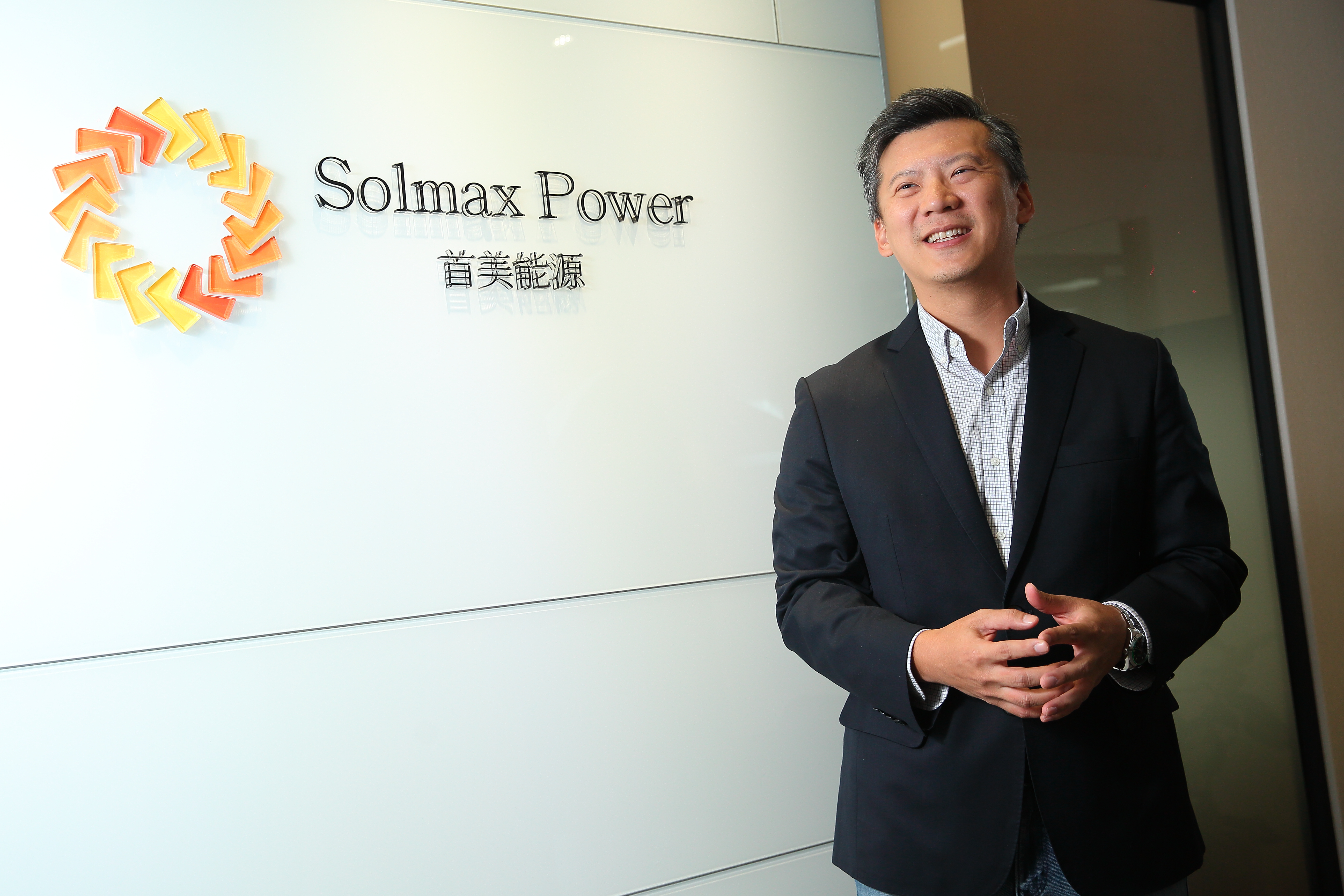 2017年，首美能源執行董事吳如宇挾過去4年在日本九州建立地面型太陽能項目的經驗，回台開發太陽能市場。