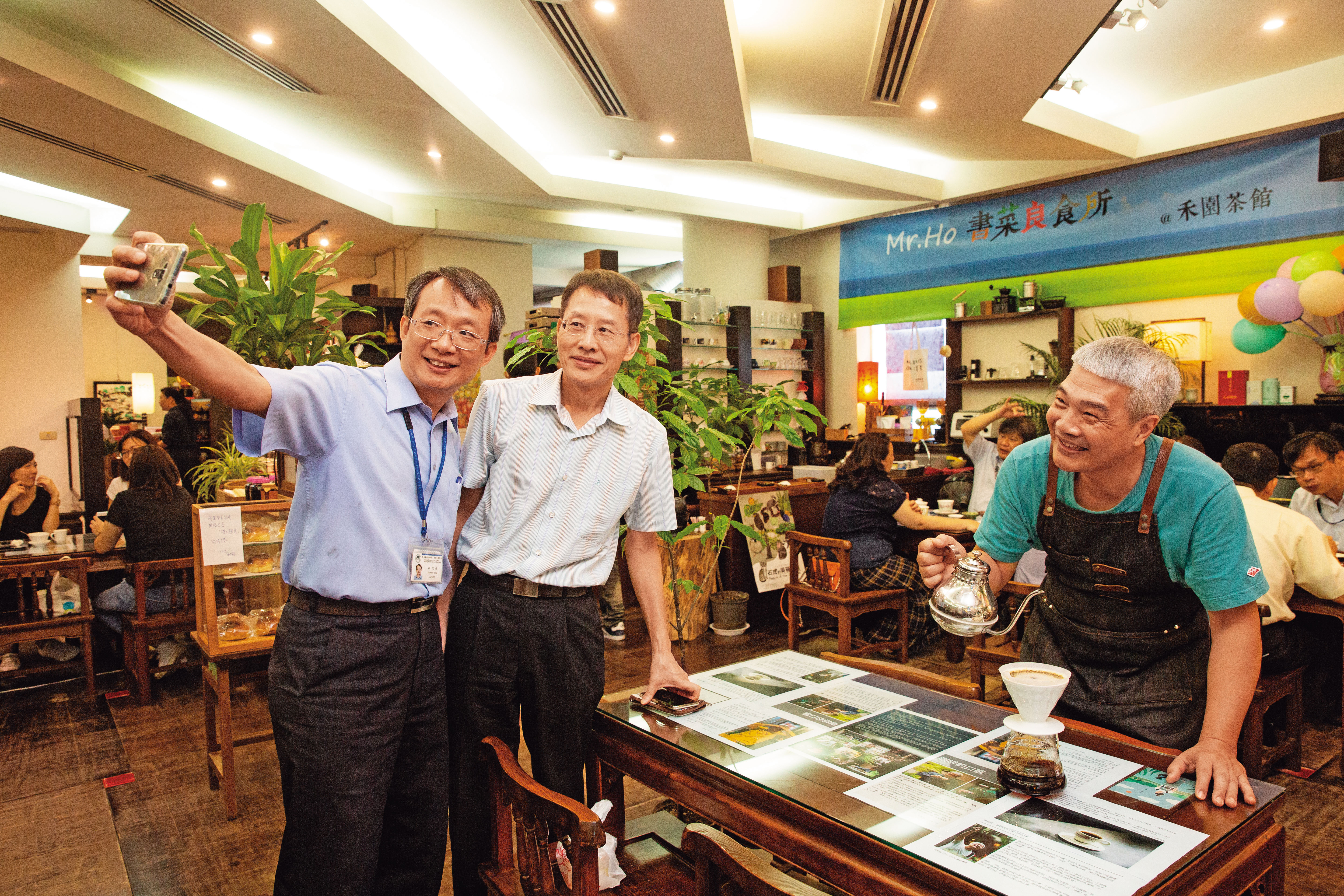 何新松（右）曾任國際連鎖咖啡龍頭講師，不少園區科技人衝著他的手沖咖啡而來。