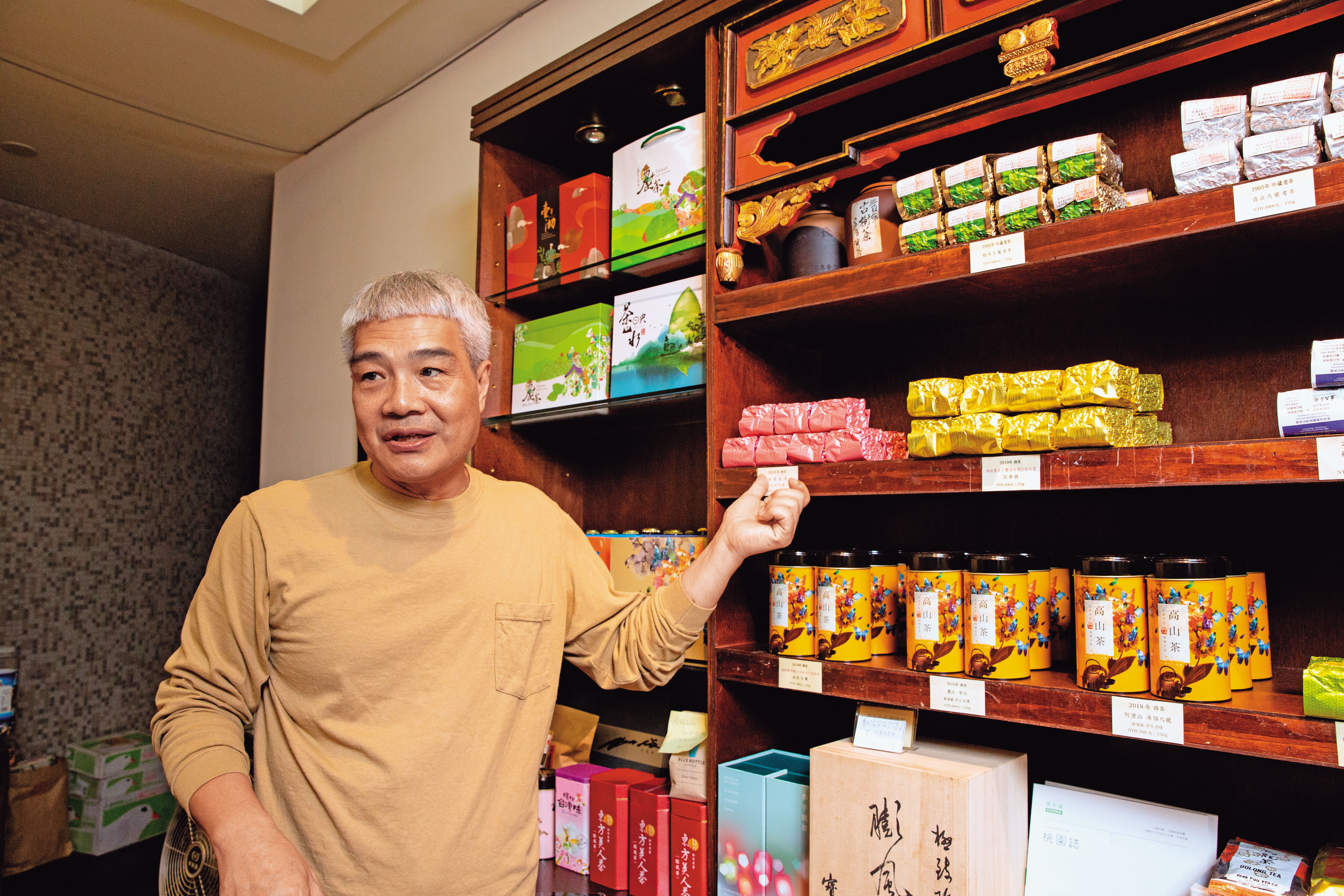除了內用茶飲，也販售何新松挑選的有機高山茶禮盒、普洱老茶。