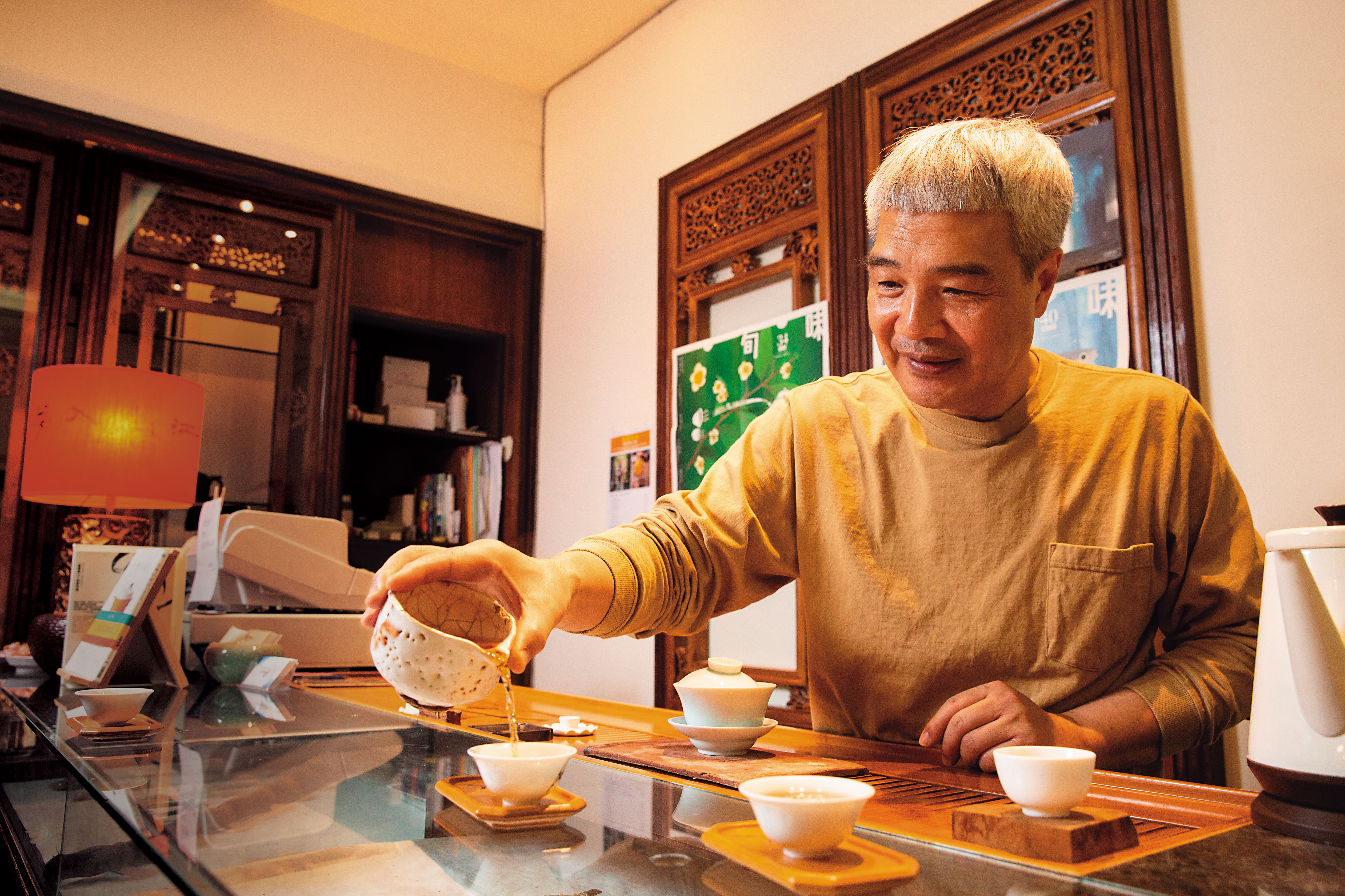 何新松11年前頂下禾園茶館，重新調整餐飲與服務流程，讓連虧八年的茶館起死回生，成為園區科技人口耳相傳的療癒小店。