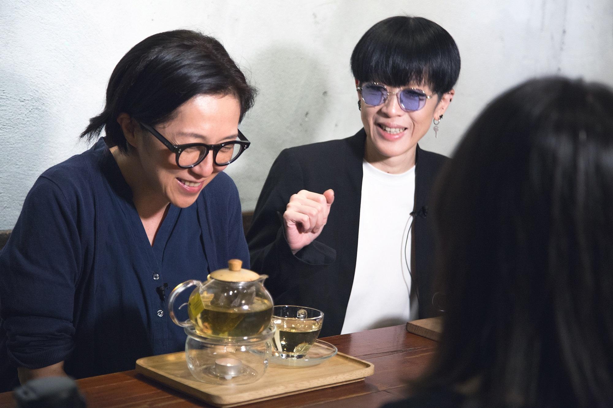 黃韻玲(左)自曝早年和陳珊妮(右)的有趣互動,兩人都笑得停不下來。(影視及流行音樂產業局提供)