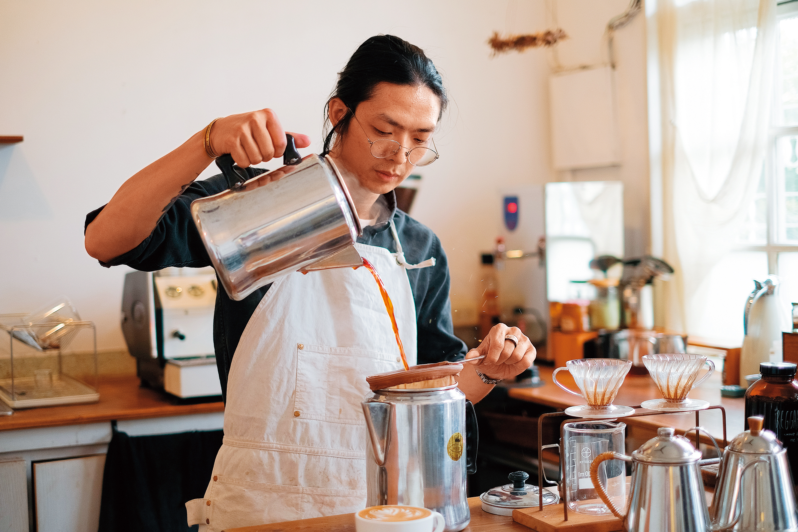 「Come home咖啡漫步」男主人Sammy擅長港式的手拉茶，空間瞬間瀰漫茶香。