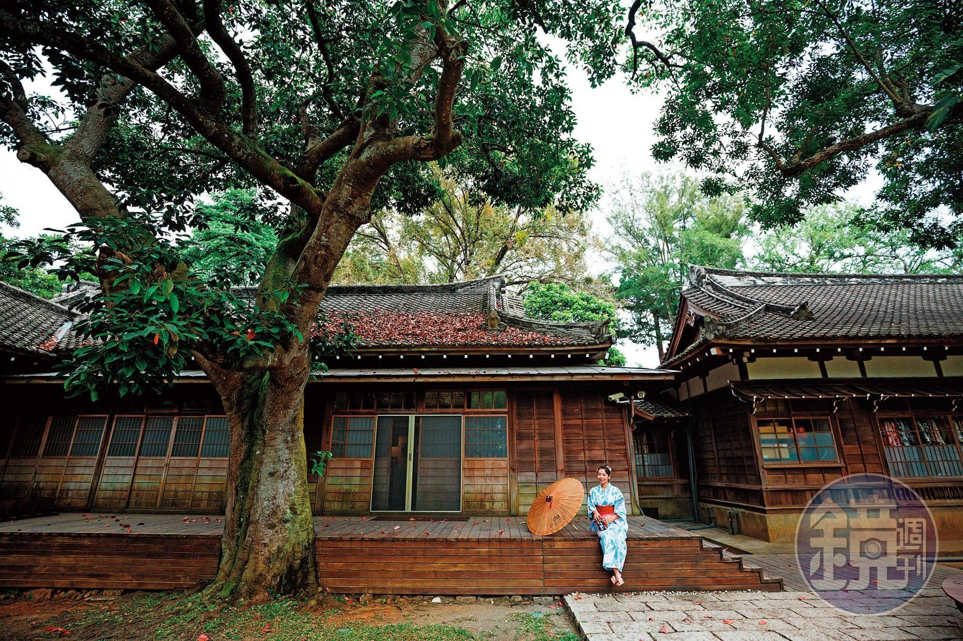 兩棟相連的建築，為昔日嘉義神社的齌館與社務所。
