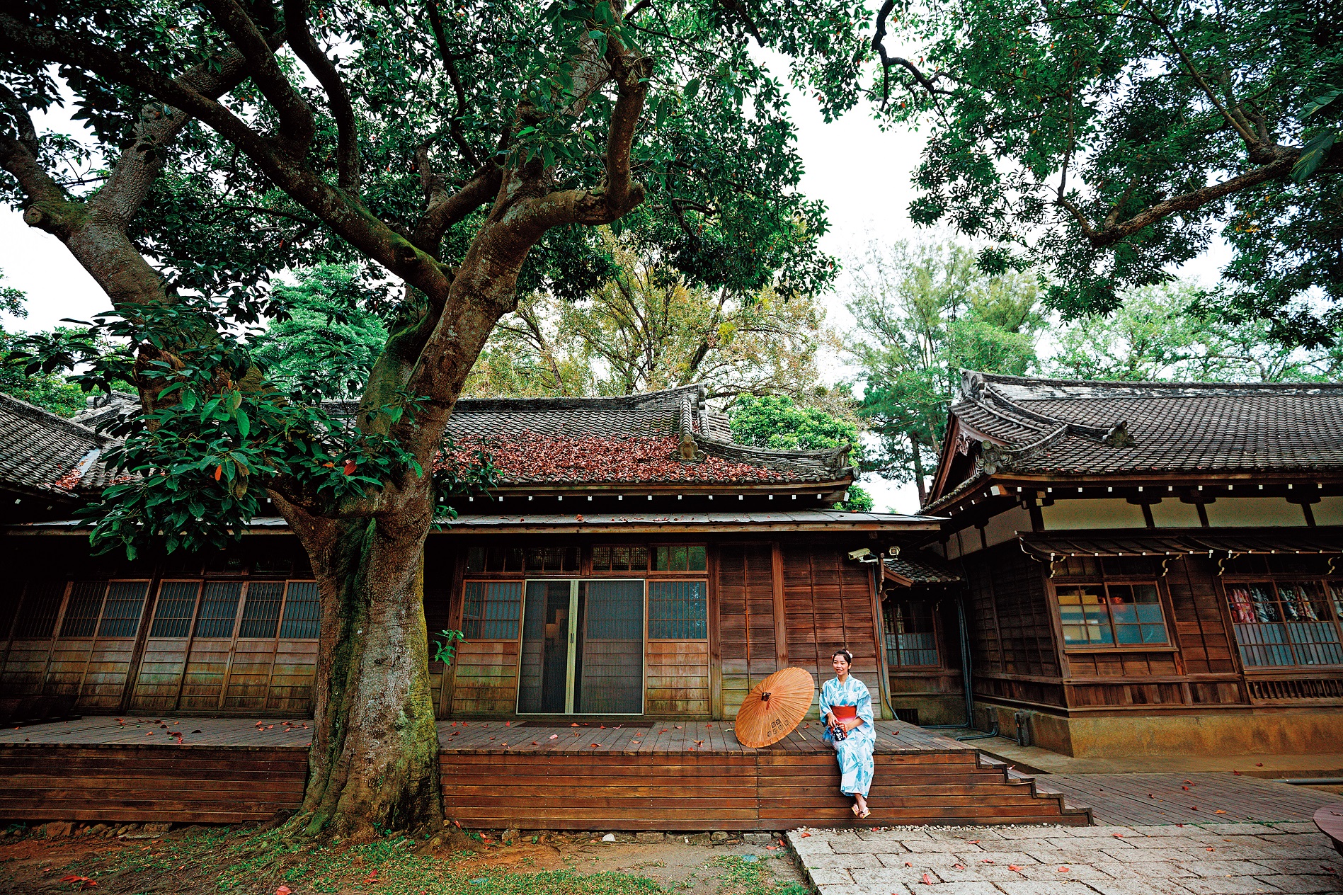 兩棟相連的建築，為昔日嘉義神社的齌館與社務所。