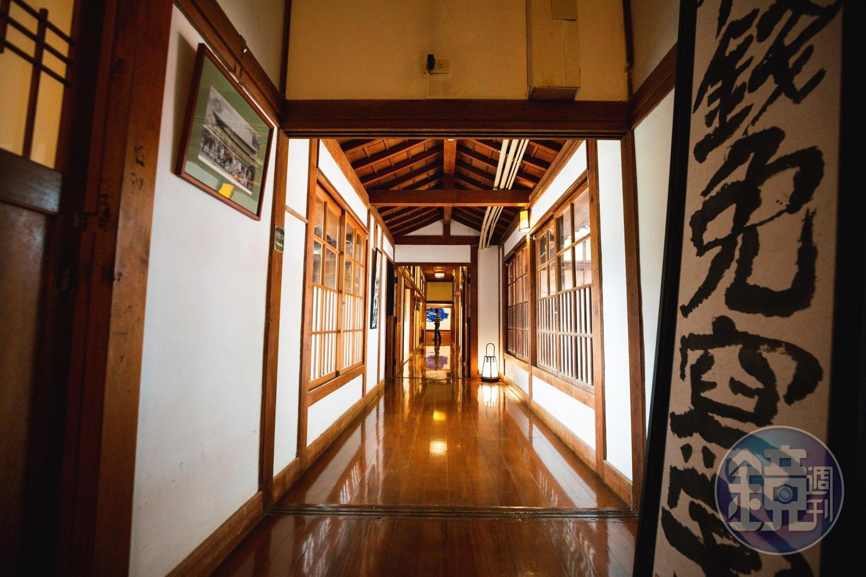 木造建築的「嘉義市史蹟資料館」有著美麗長廊。