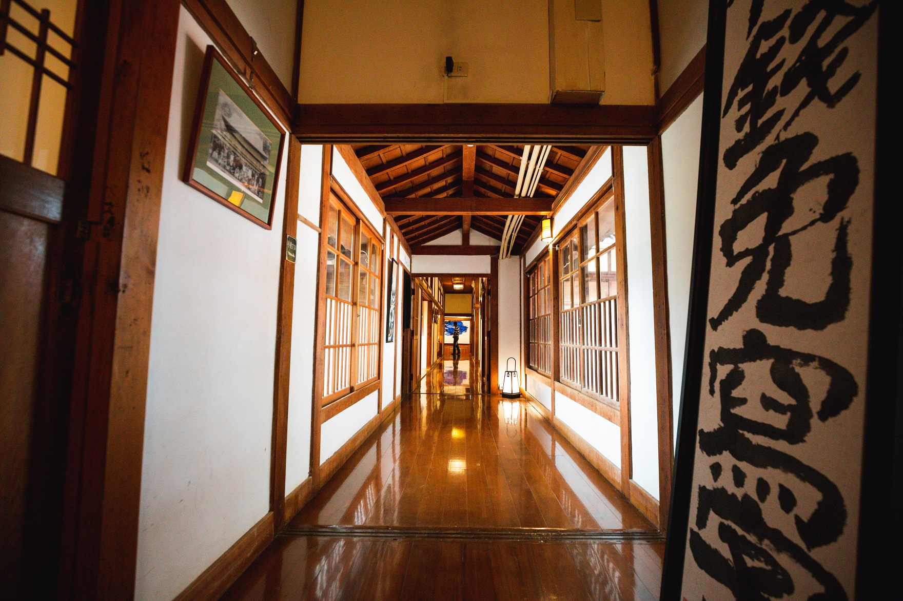 木造建築的「嘉義市史蹟資料館」有著美麗長廊。