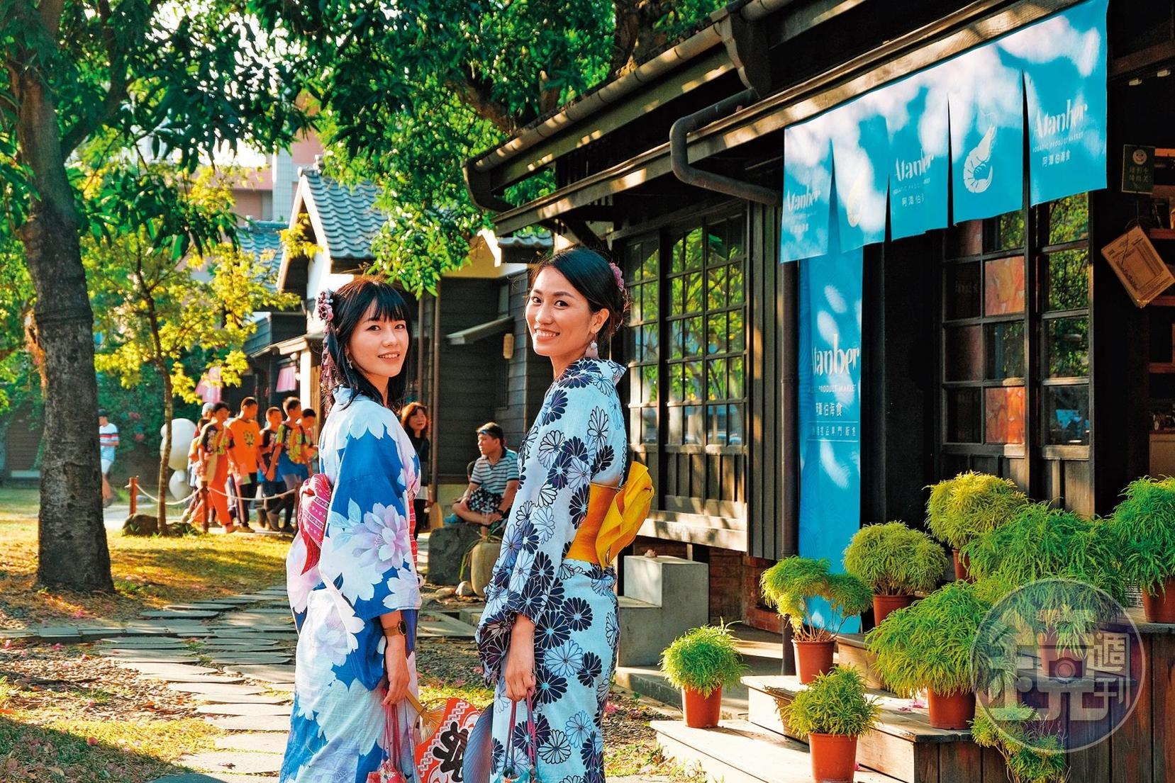 換上浴衣在日式聚落「檜意森活村」裡拍照,別具風情。