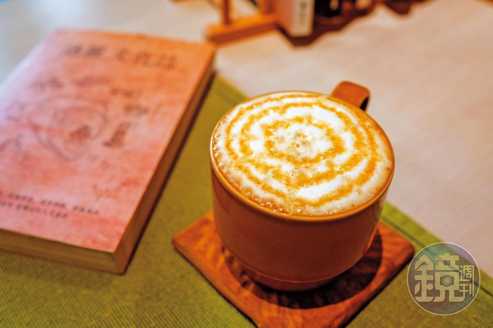 一杯「焦糖瑪奇朶」一本書，悠閒消磨時光。（90元／杯）
