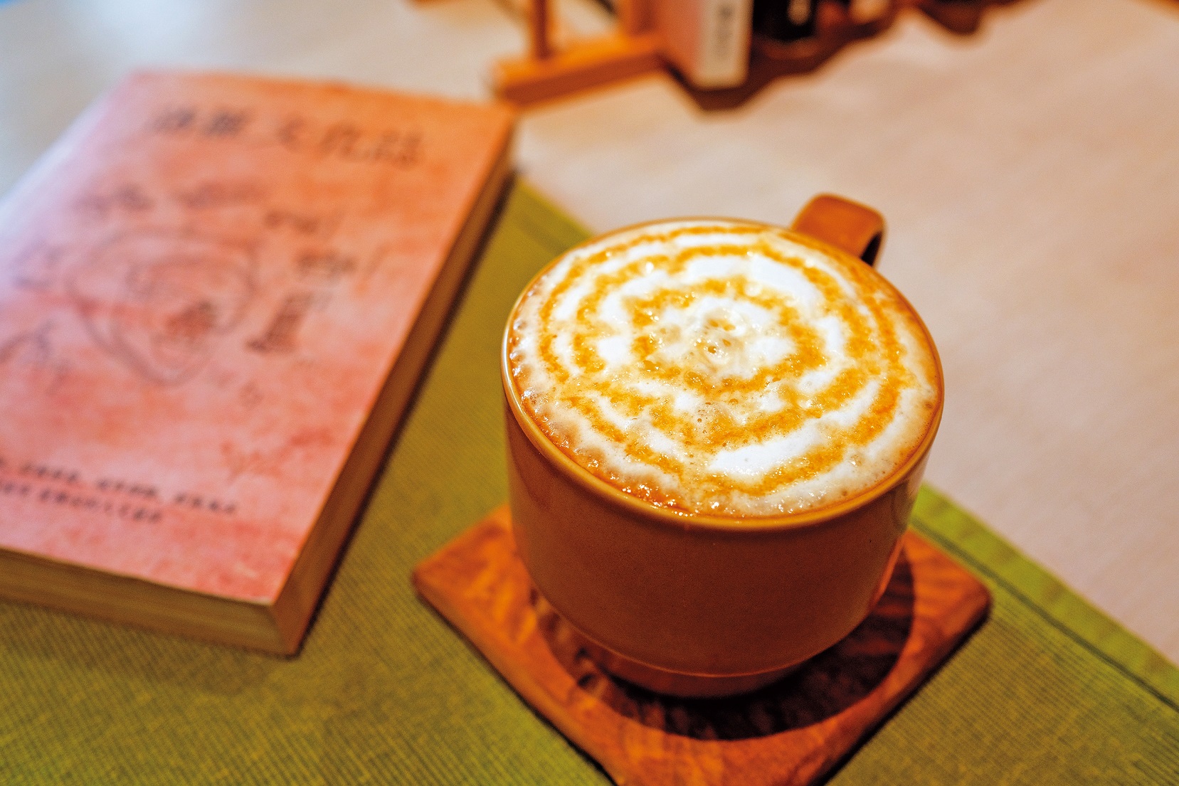 一杯「焦糖瑪奇朶」一本書，悠閒消磨時光。（90元／杯）