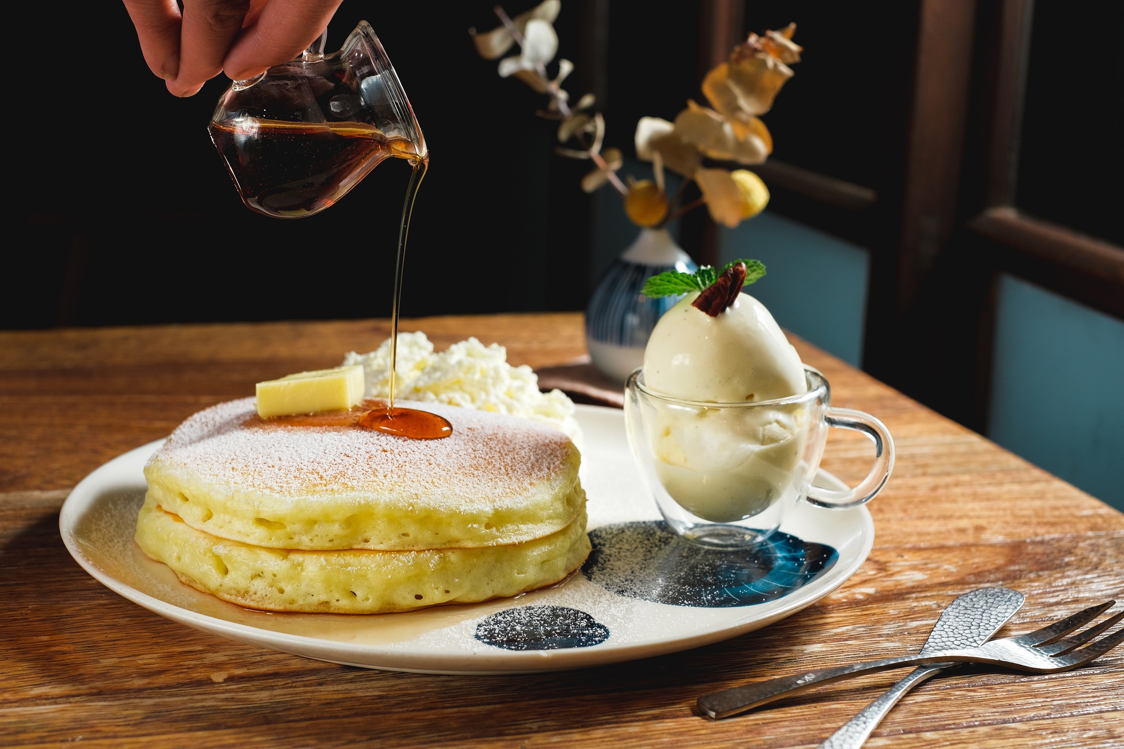 森咖啡的「加拿大楓糖佐有鹽奶油煎鬆餅」，搭配清爽鮮奶油和冰淇淋入口，甜美好滋味。（200元／份）