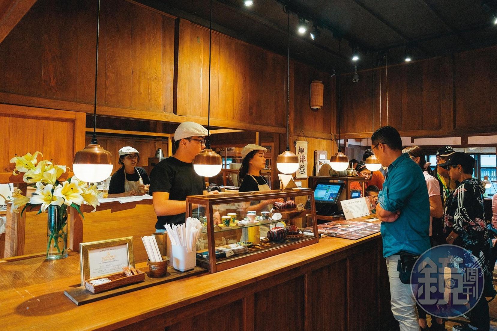 一到假日,「ni森咖啡雞蛋仔專売店」小小店面擠滿人潮。