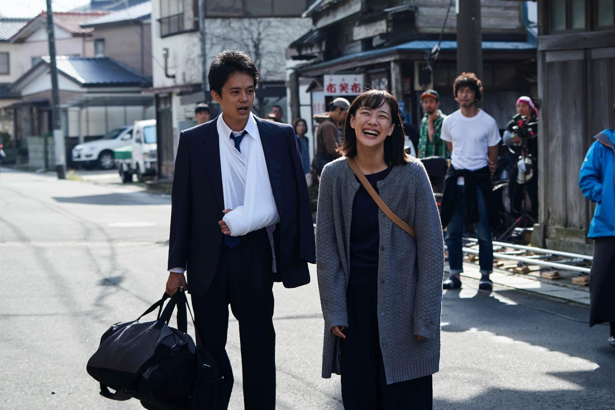 池松壯亮（左）與蒼井優（右）在真利子哲也執導的新片中是一對苦命鴛鴦，為了愛情歷經各種殘酷的考驗。（双喜提供）