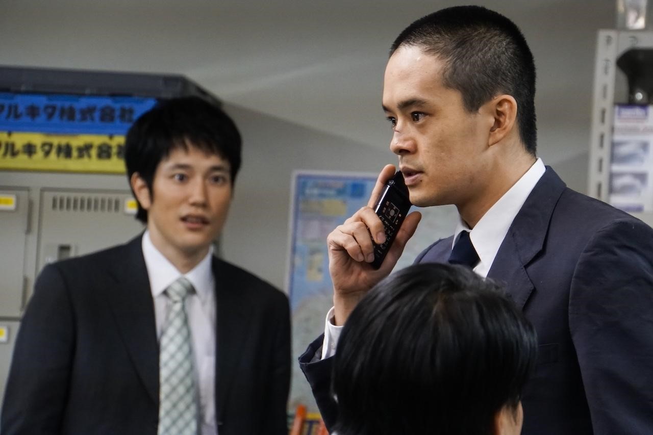 去年春天先行推出的電視劇版以池松壯亮飾演的主角宮本浩職場生涯為焦點，左為松山研一。（翻攝自www.hanjohanjo.jp）