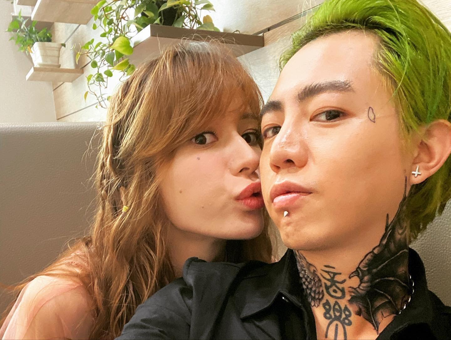 謝和弦(右)與太太Keanna(左)從認識到結婚也一起度過近7年的風風雨雨。(翻攝自謝和弦臉書)