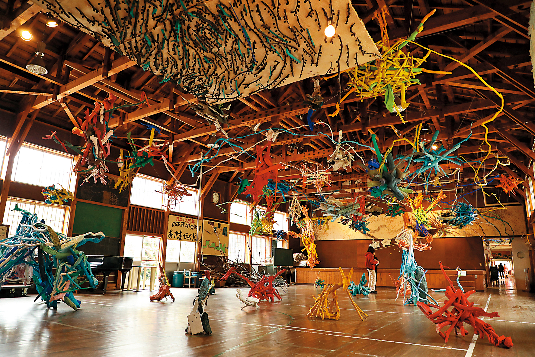 進門就是一個大禮堂，小學生Yuki、Yuta和Kenta混在一群妖怪與動物之間，得發揮想像力才能領略故事情節。