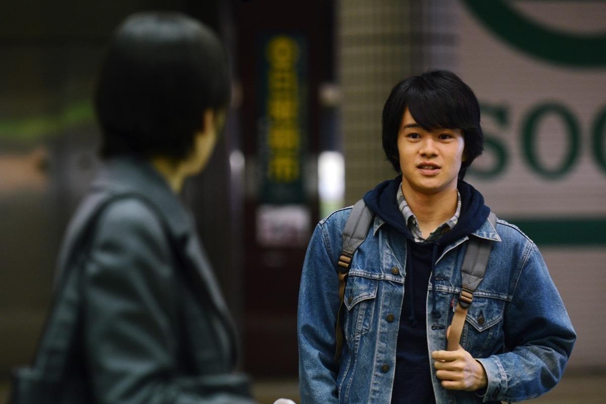 池松壯亮（右）曾以《紙之月》橫掃日本各大電影演技獎。（采昌提供）