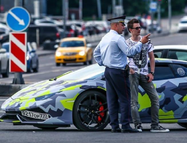 雅庫貝斯曾開著訂製的藍寶堅尼跑車在街上和警察閒聊，只是當時未被認出。（翻攝自英國犯罪局IG）