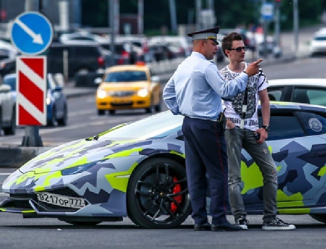 雅庫貝斯曾開著訂製的藍寶堅尼跑車在街上和警察閒聊，只是當時未被認出。（翻攝自英國犯罪局IG）