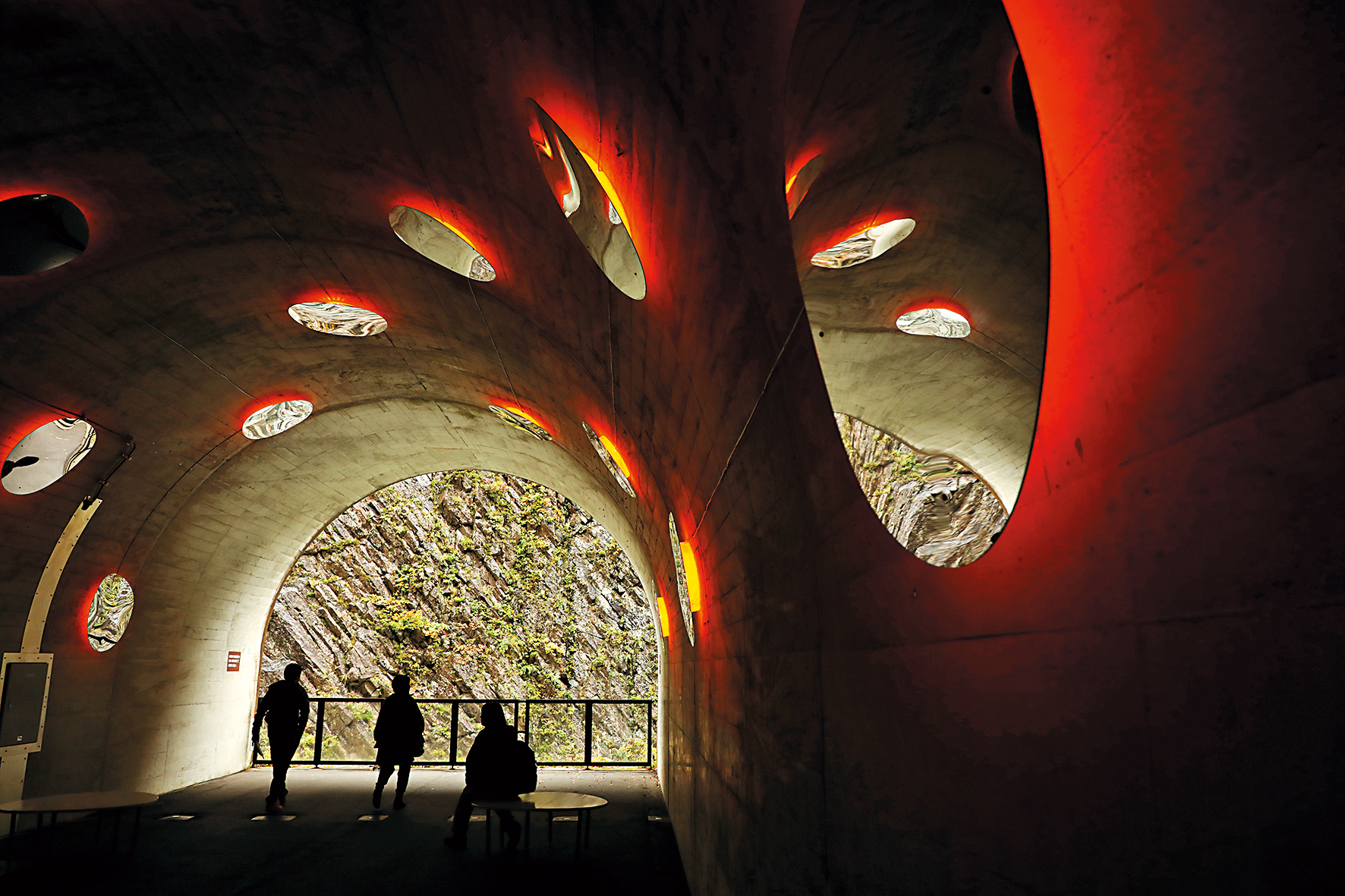 清津峽溪谷隧道的「第三見晴所」透過鏡面反射，引進戶外天光，映照有如一個個天窗。