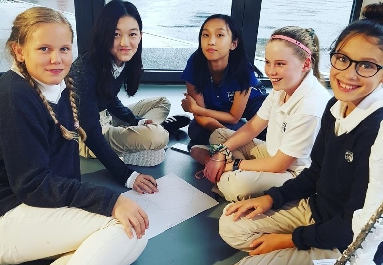 李嫣（左2）就讀瑞士布索里貴族中學，還與同學一起拍攝宣傳照登上學校網頁。（翻攝自Instagram）