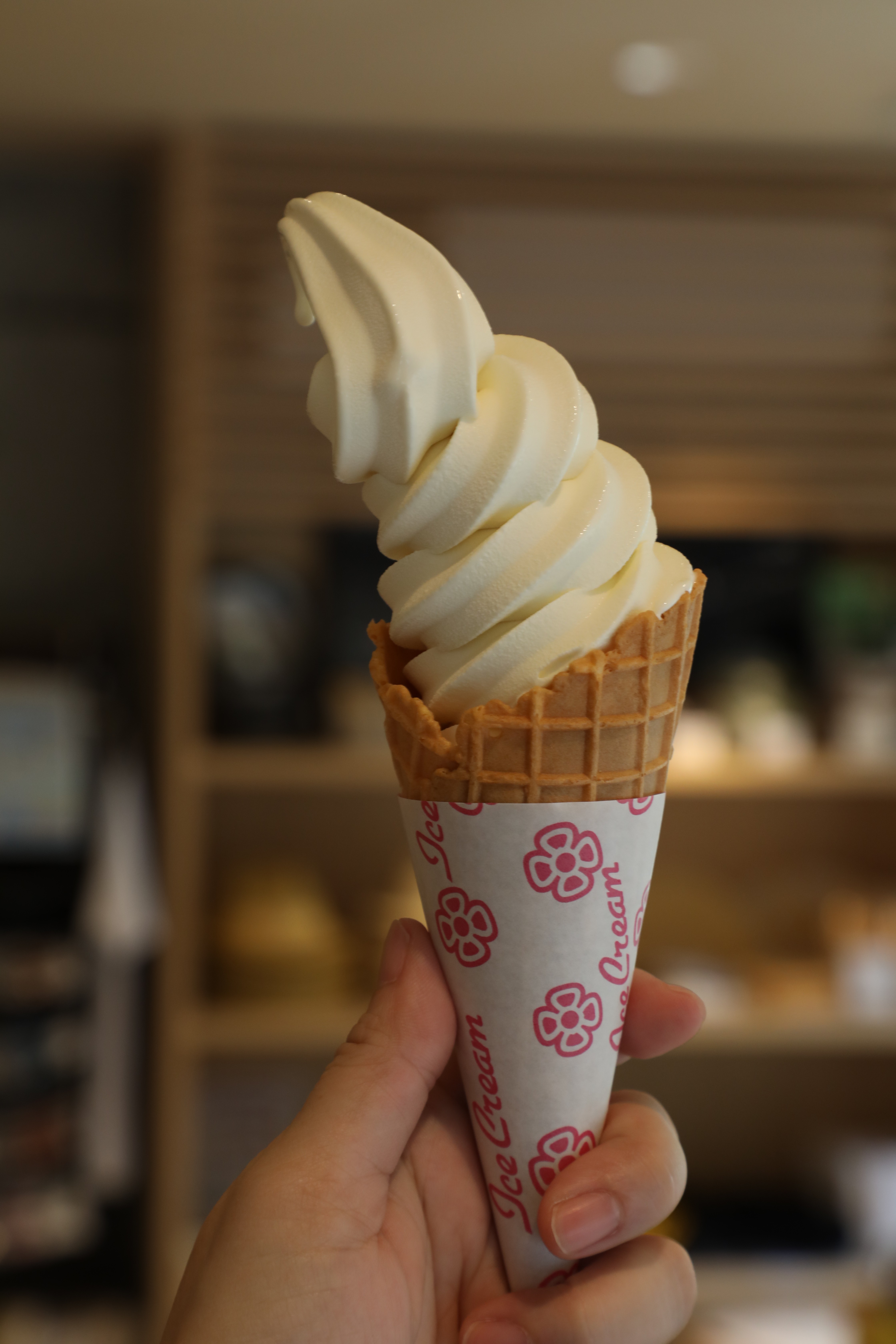 泡完足湯，吃一支「霜淇淋」，分外美味。（350日圓／個，約NT$98）