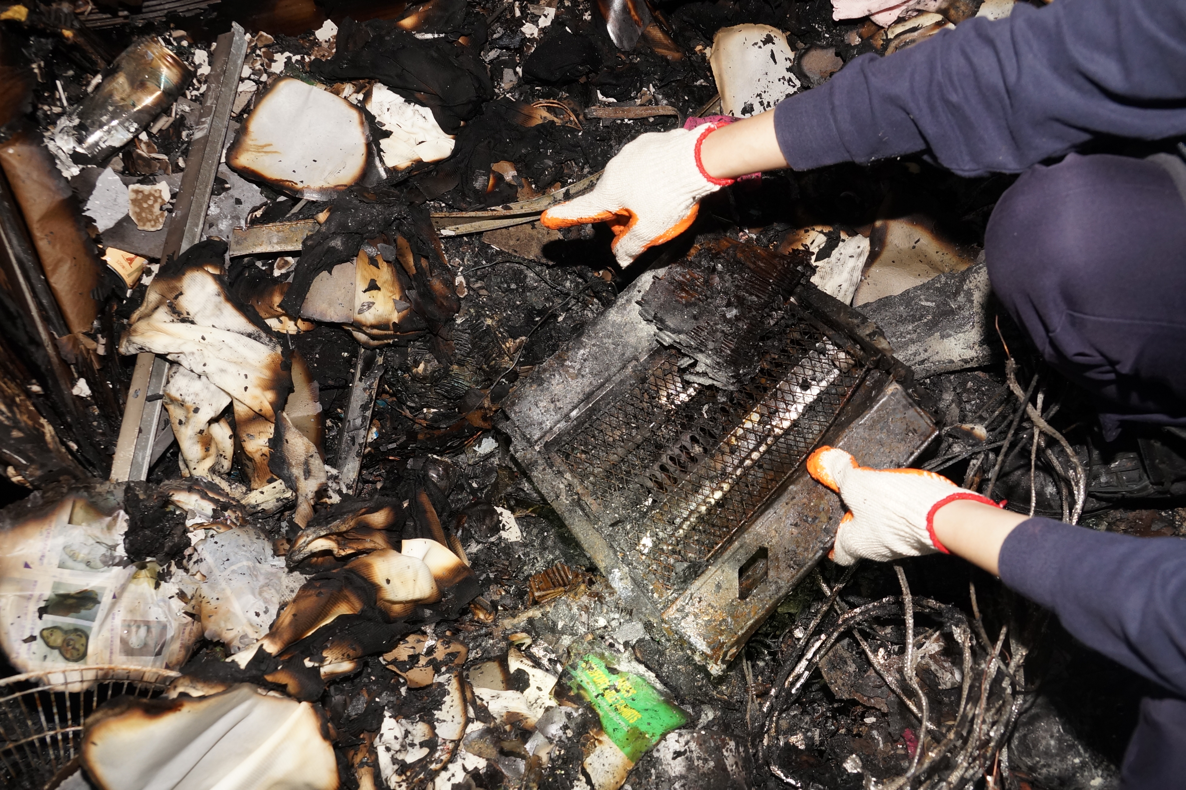 寒流來襲電暖器成民眾居家保暖首選，但不當使用卻常釀火災意外，造成生命財產損失。（翻攝畫面）