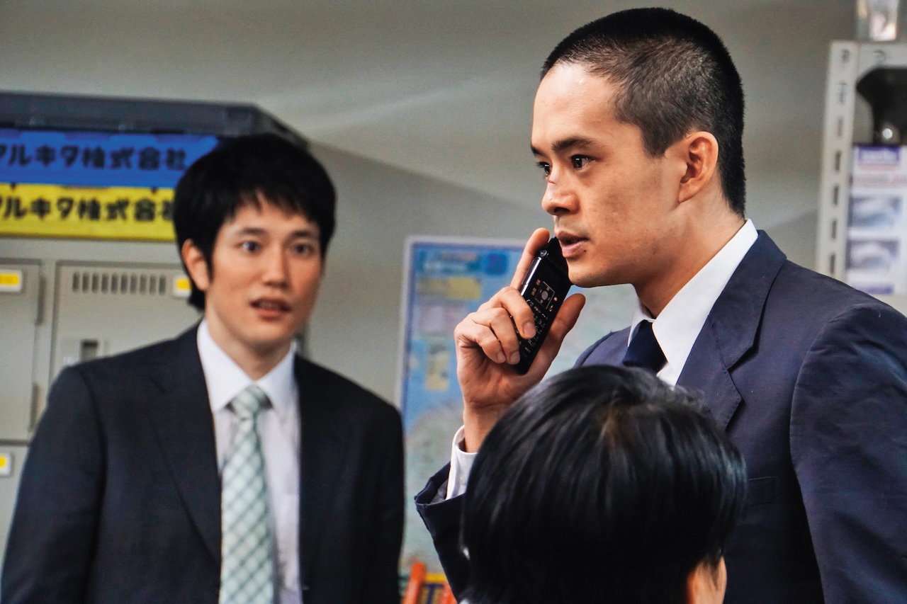  電視劇版在去年春天先行推出，以池松壯亮（右）飾演的主角宮本浩職場生涯為焦點。左為松山研一。（翻攝自www.hanjohanjo.jp）
