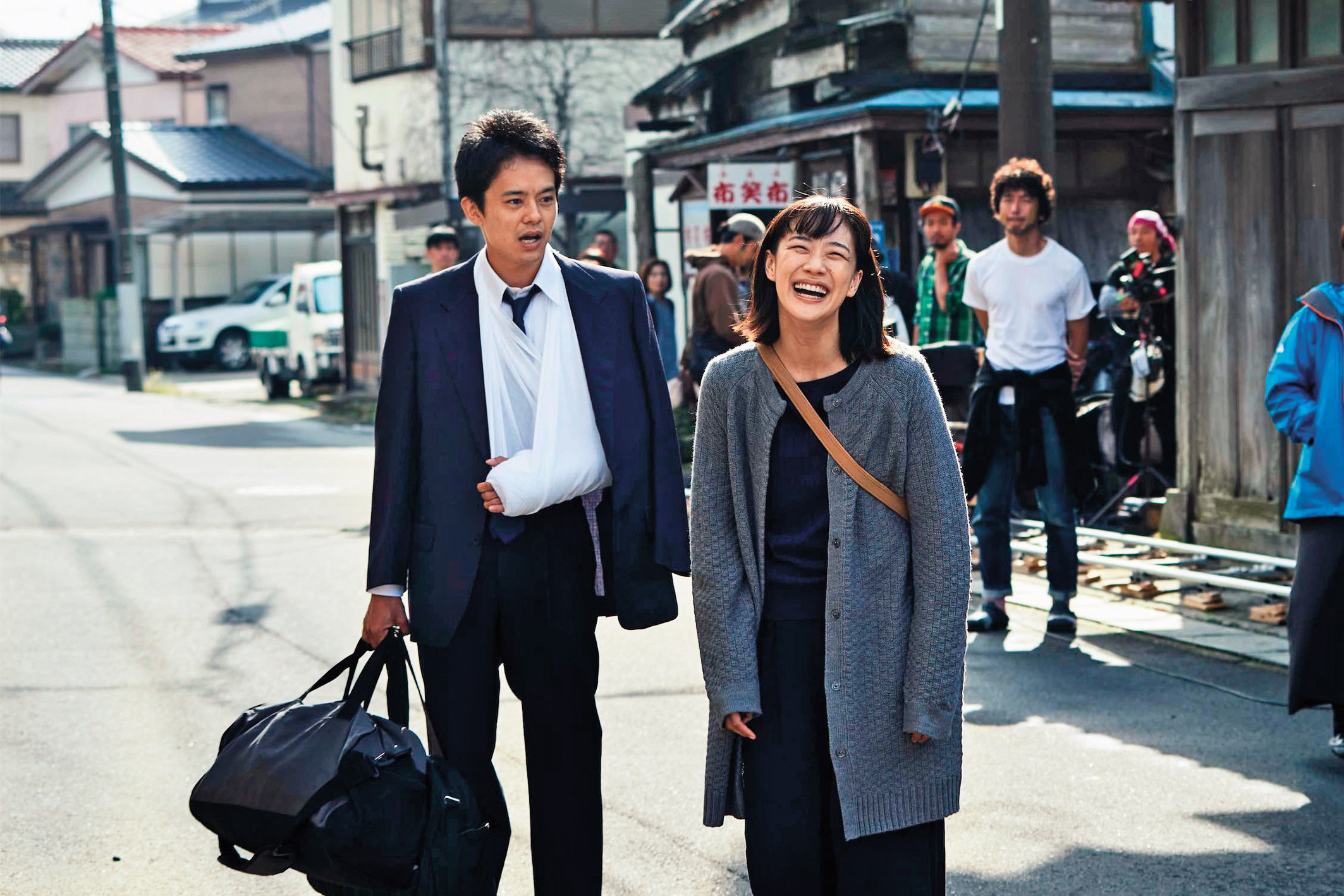 池松壯亮（左）與蒼井優（右）在真利子哲也執導的新片中是一對苦命鴛鴦，為了愛情歷經各種殘酷的考驗。（双喜提供）