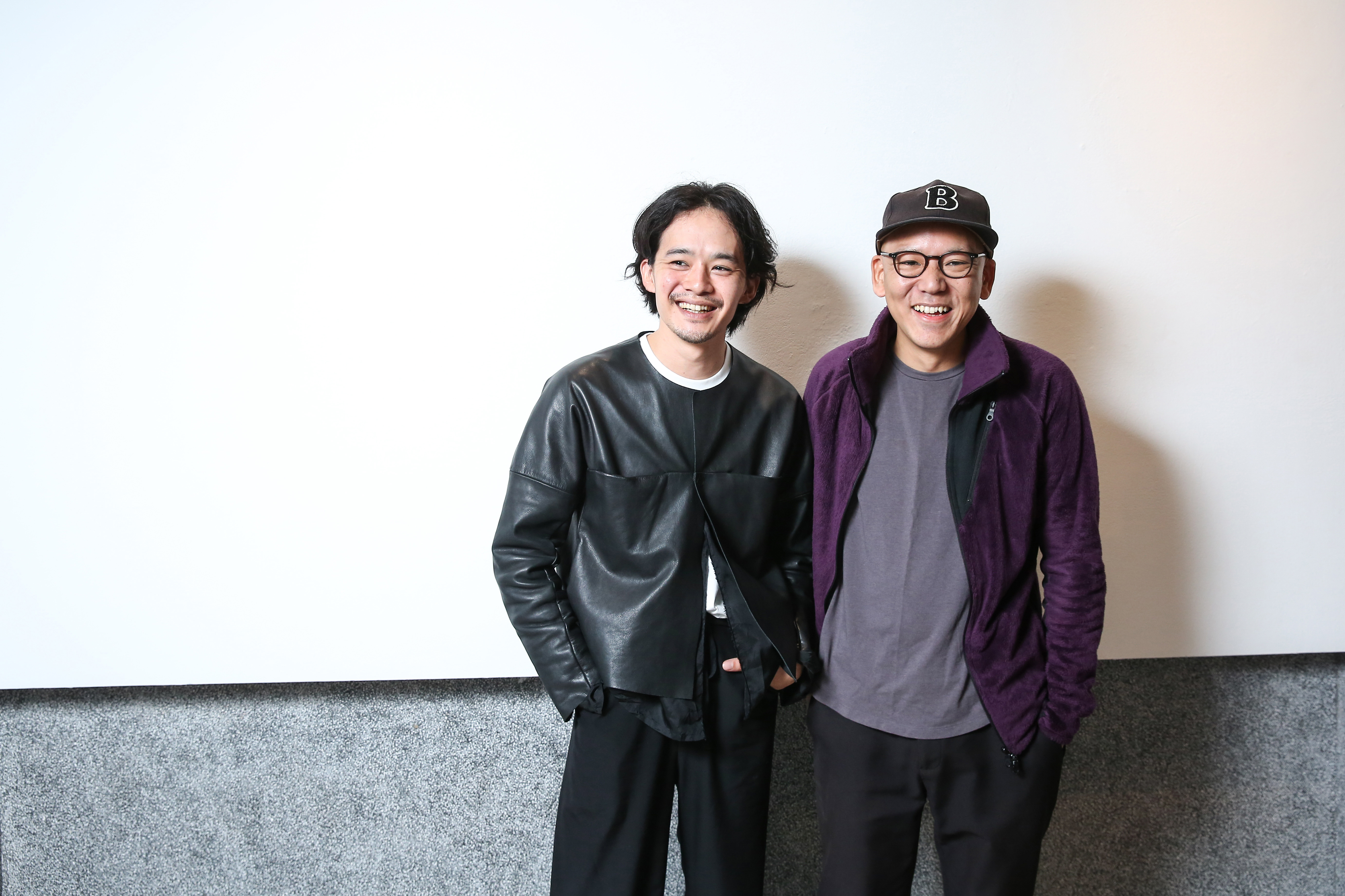 日本新銳導演真利子哲也（右）攜手新生代演技男星池松壯亮（左）共同完成電視劇版與電影版《男人真命苦》。