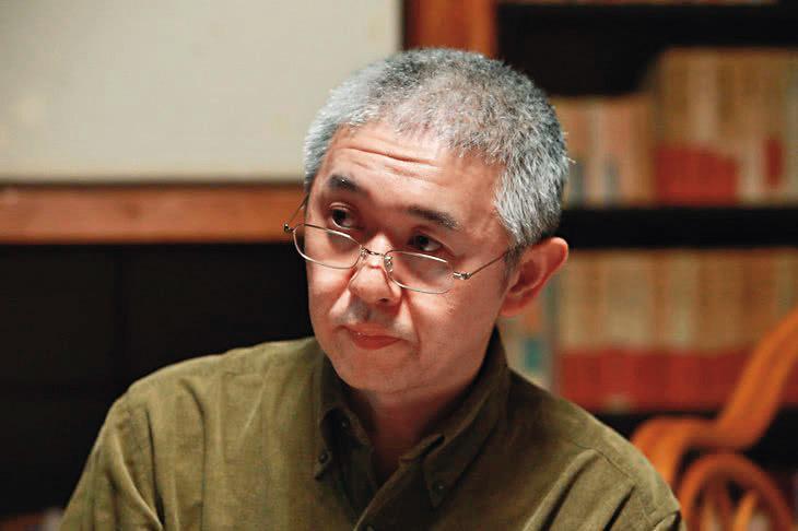  漫畫家新井英樹除了放手讓真利子哲也改編《男人真命苦》，還客串男主角的父親。（翻攝自www.ifuun.com）