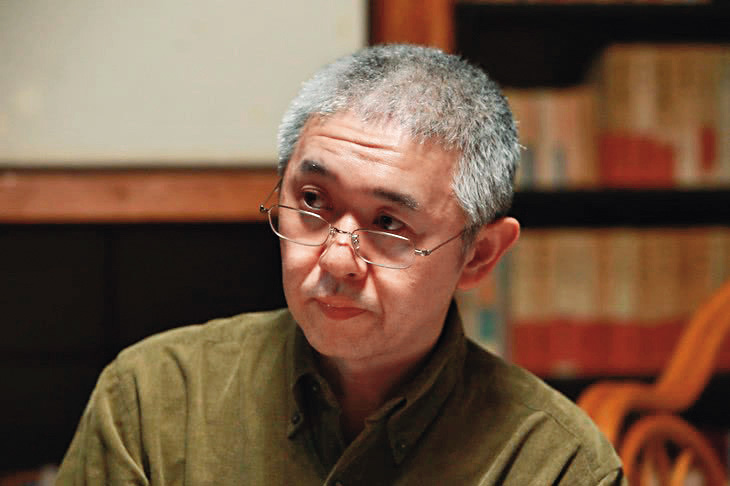  漫畫家新井英樹除了放手讓真利子哲也改編《男人真命苦》，還客串男主角的父親。（翻攝自www.ifuun.com）