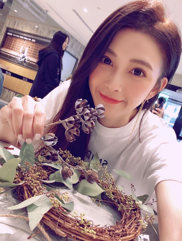 馮媛甄日前應好友之邀到南山微風參加「聖誕花圈手作課程」，全心投入簡單幸福。（馮媛甄臉書）