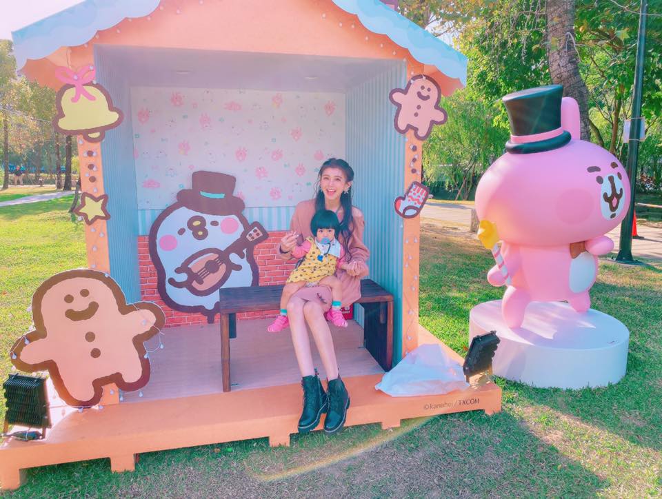 忙工作之餘，馮媛甄也抽空帶著女兒到新北耶誕城拍照留念。（馮媛甄臉書）