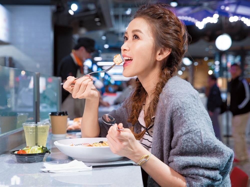 愛吃鮭魚的馮媛甄，最愛品牌的方便包，讓她這樣不愛煮飯的主婦也能輕鬆上菜。