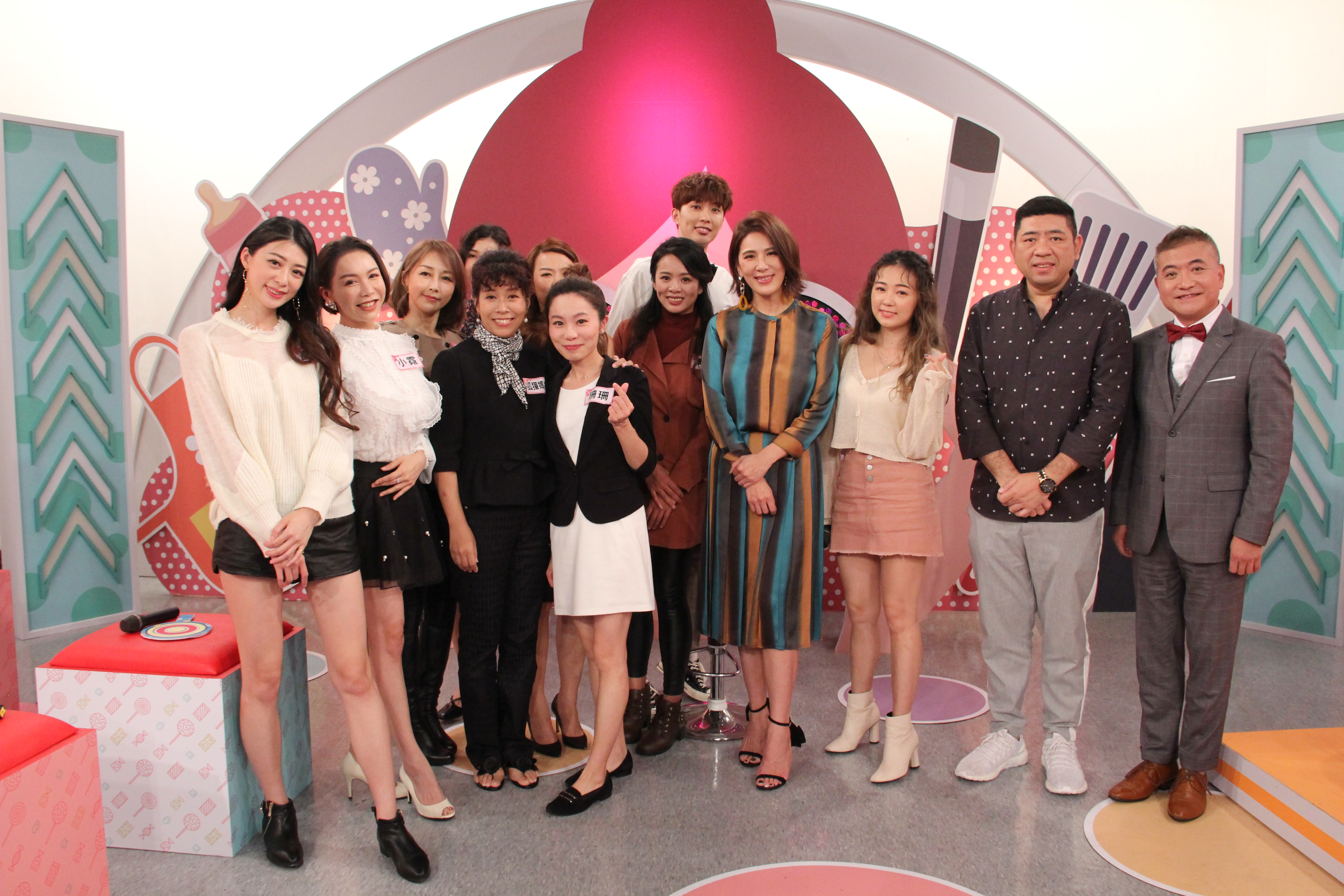 小禎搭檔小鮮肉高興主持年代MUCH全新媽媽型娛樂節目《聽媽媽的話》，「聽媽團」分享職業媽媽的辛苦。（年代提供）