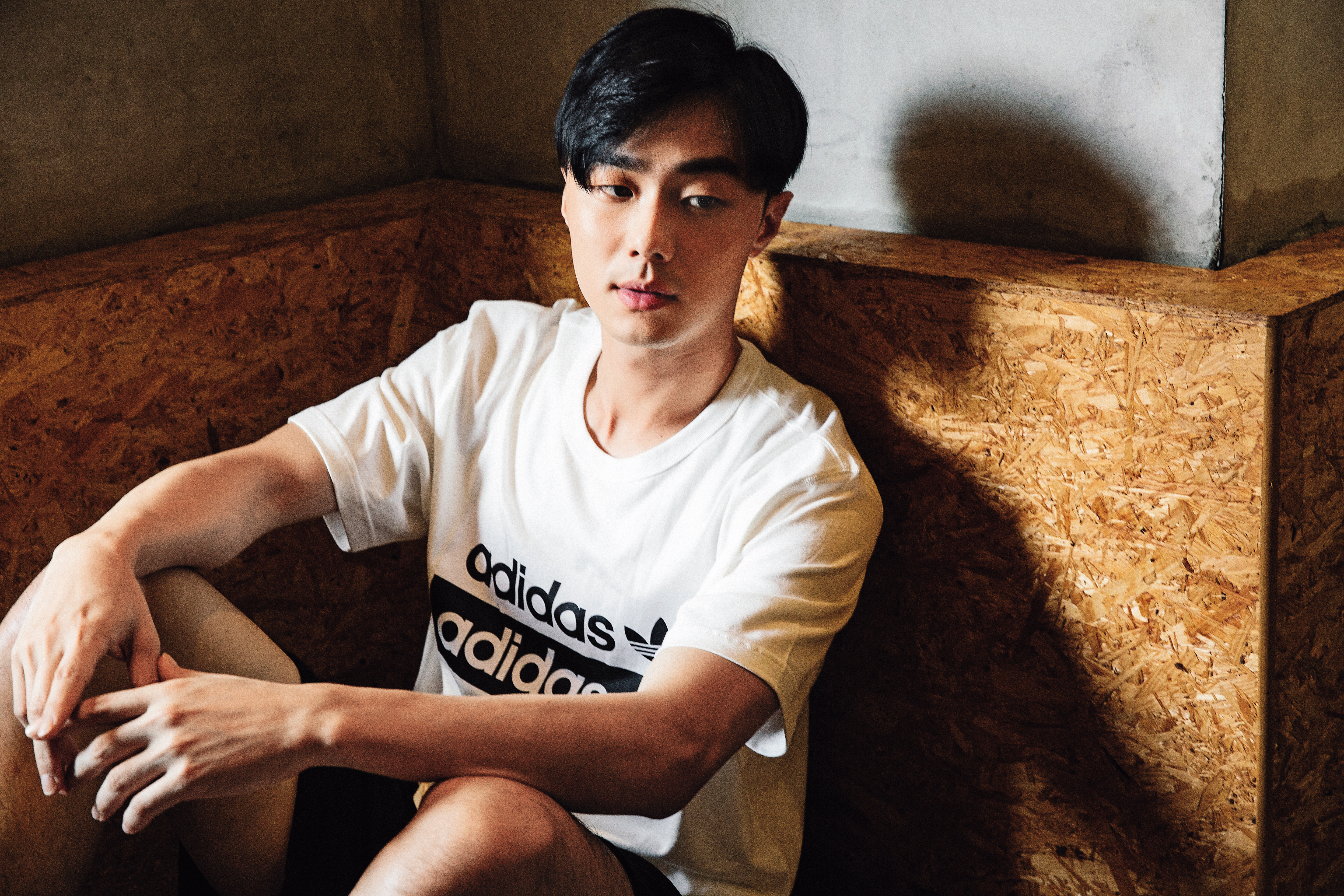 施柏宇自認個性怕生，和不熟的人不太交談，曾被誤會難以親近。