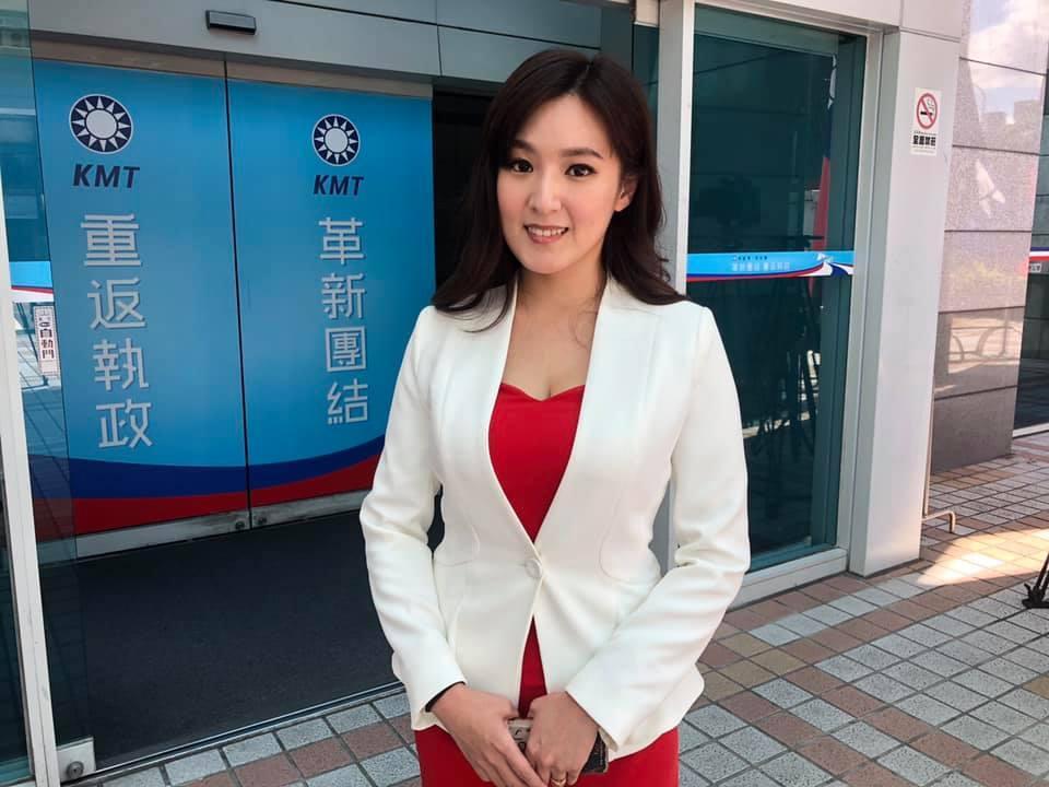 韓國瑜陣營發言人由原本葉元之、何庭歡(圖)的俊男美女組合,轉由王淺秋及立委江啟臣辦公室主任鄭照新擔任。(翻攝自何庭歡臉書)