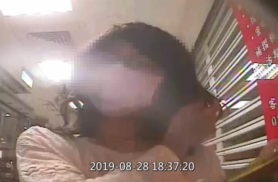 未成年車手男扮女裝領取贓款。（大同分局提供）