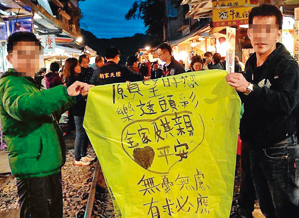 任職台積電30年的張姓工程師（右）長年投注工作，只能偶爾陪伴家人，最後因對妻家暴而離婚。（翻攝臉書）