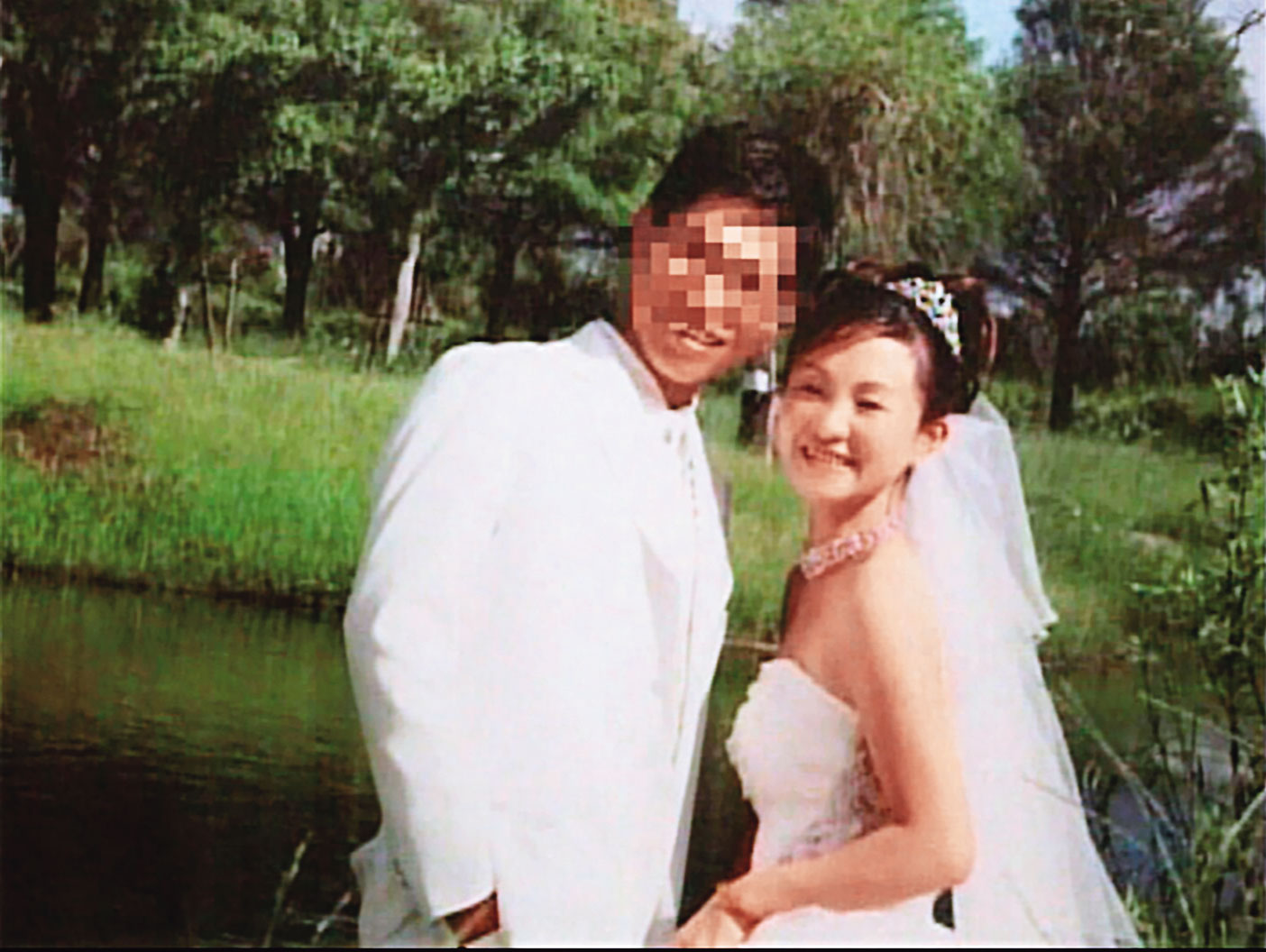 李建穎與黃郁玲的結婚照看似甜蜜，不料後來竟爆發教唆殺夫的慘劇。（翻攝畫面）