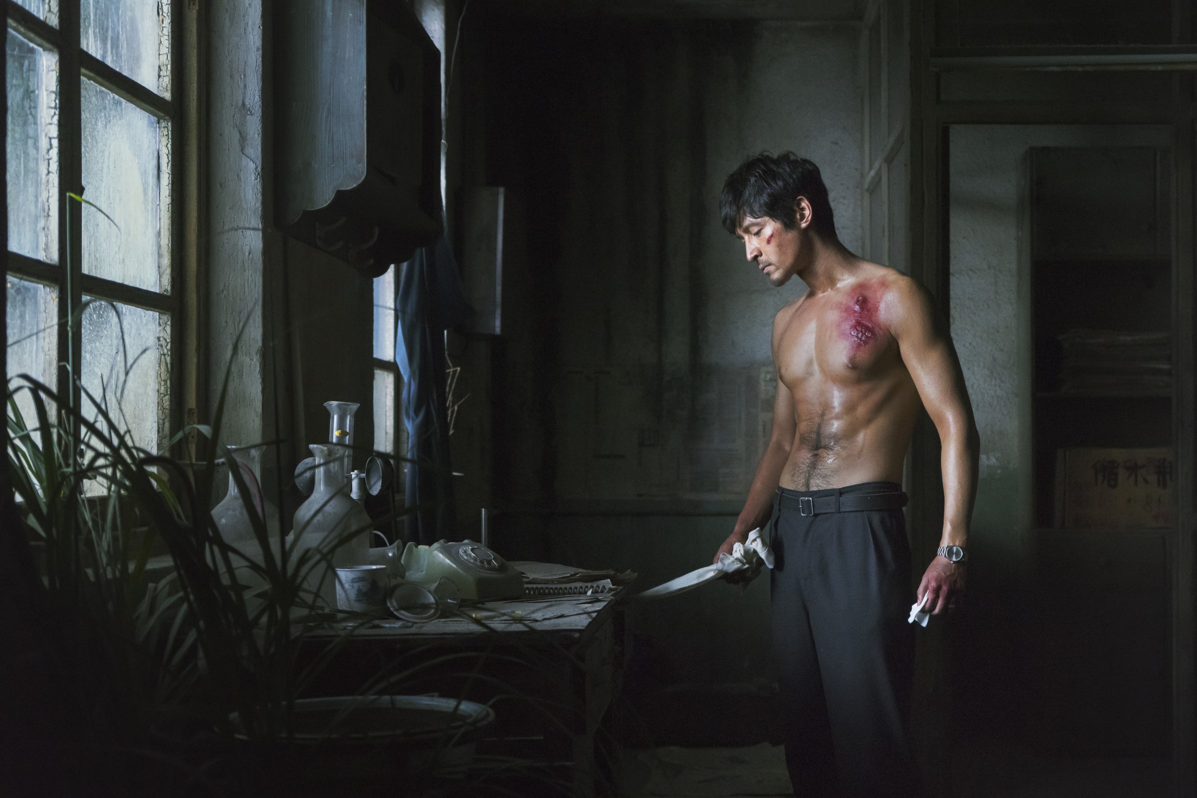 胡歌片中裸露上半身為自己包紮槍傷，看他平日形象斯文，原來身材頗有看頭。（甲上提供）