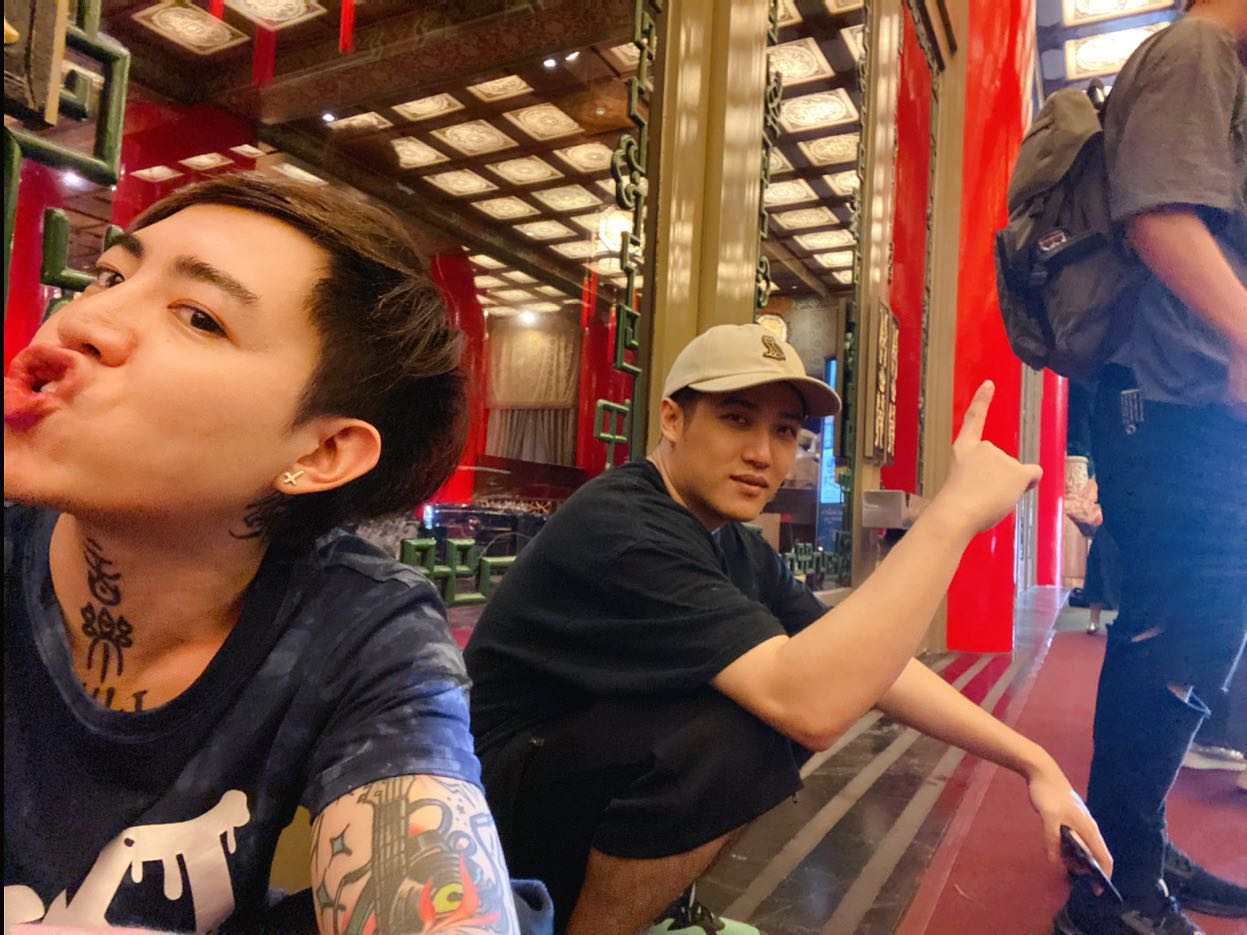 謝和弦（左）在臉書上發表被捕心得。（翻攝謝和弦臉書）