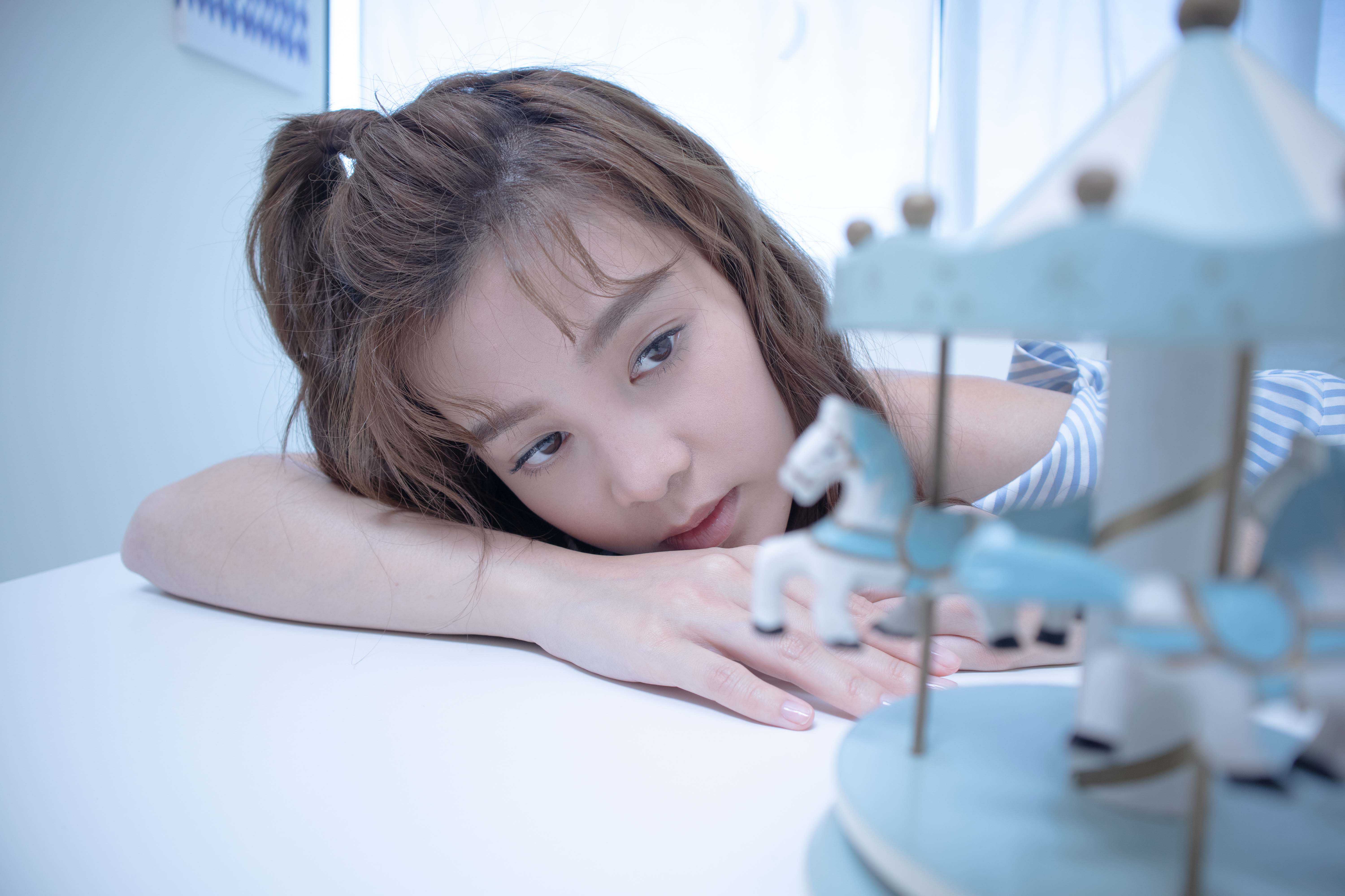 懷抱夢想的李佳歡，給自己一年時間來台打拚，在歌唱選秀節目《聲林之王》嶄露頭角，開啟了音樂之路。