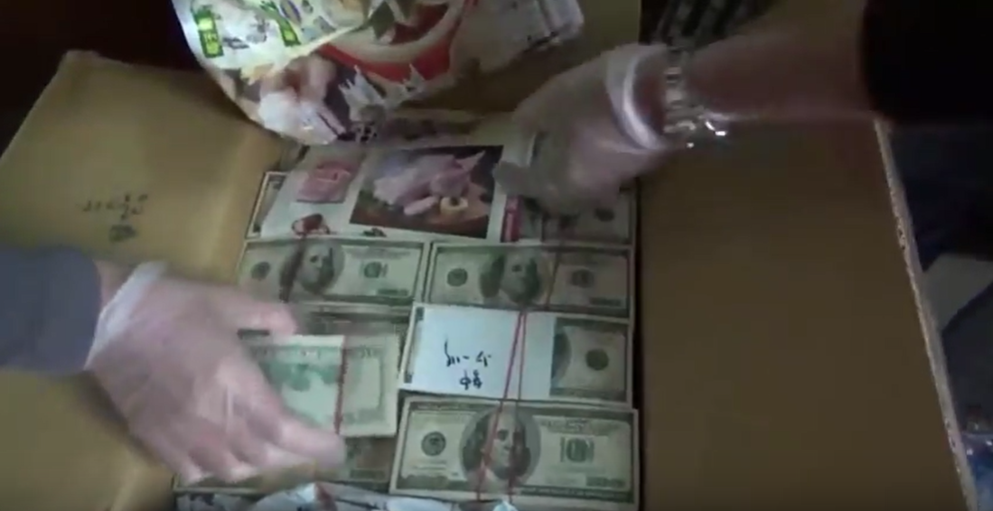 警方在廖嫌工廠搜出大批假美鈔。（刑事局提供）