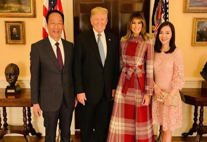 今郭台銘貼出與川普夫婦合照,並在臉書寫下赴美耶誕節感想。(翻攝自郭台銘臉書)