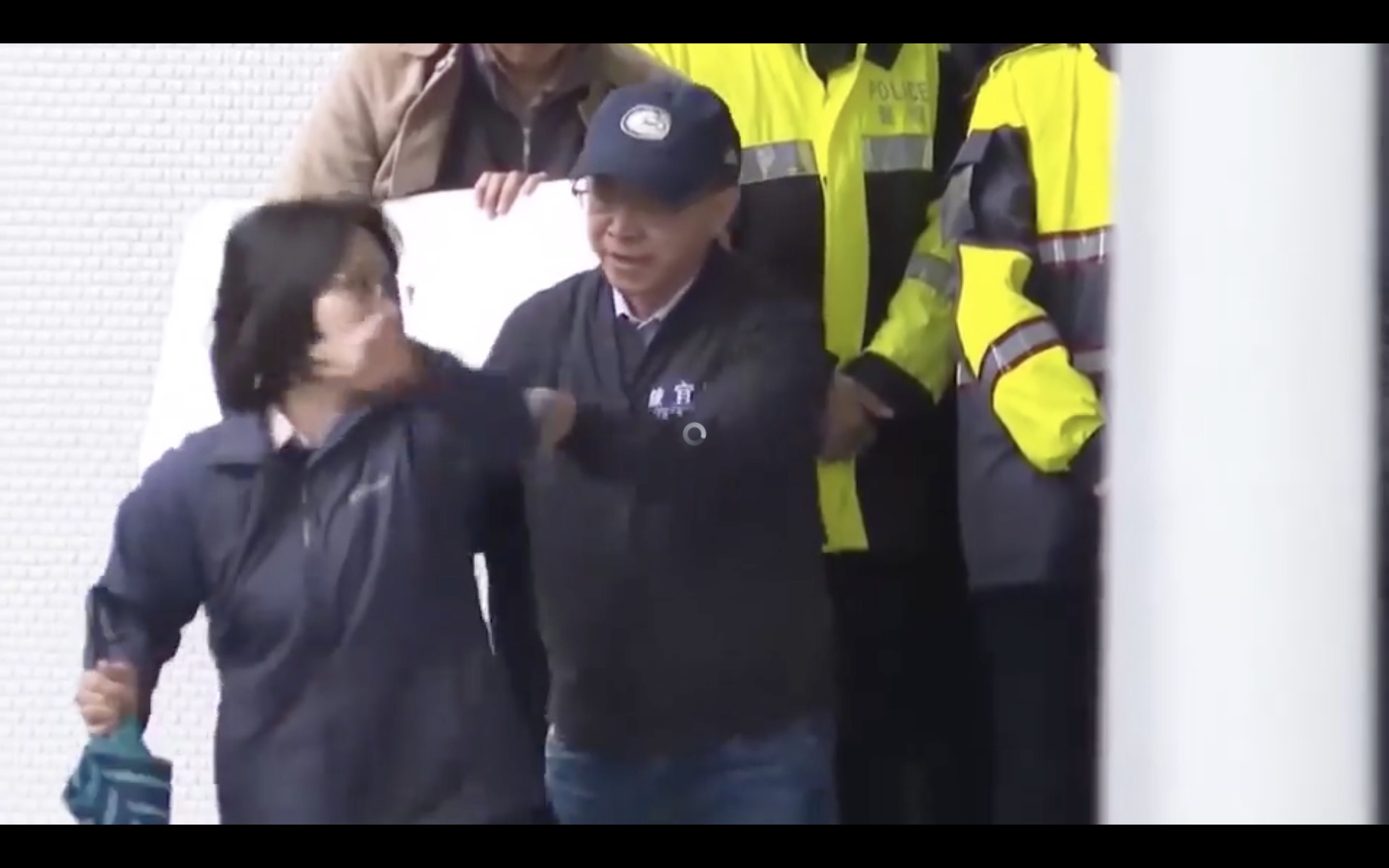 陳宜民還被拍到,疑似徒手將警員從樓梯推下,造成警員一時踉蹌。(翻攝綠黨臉書影片)