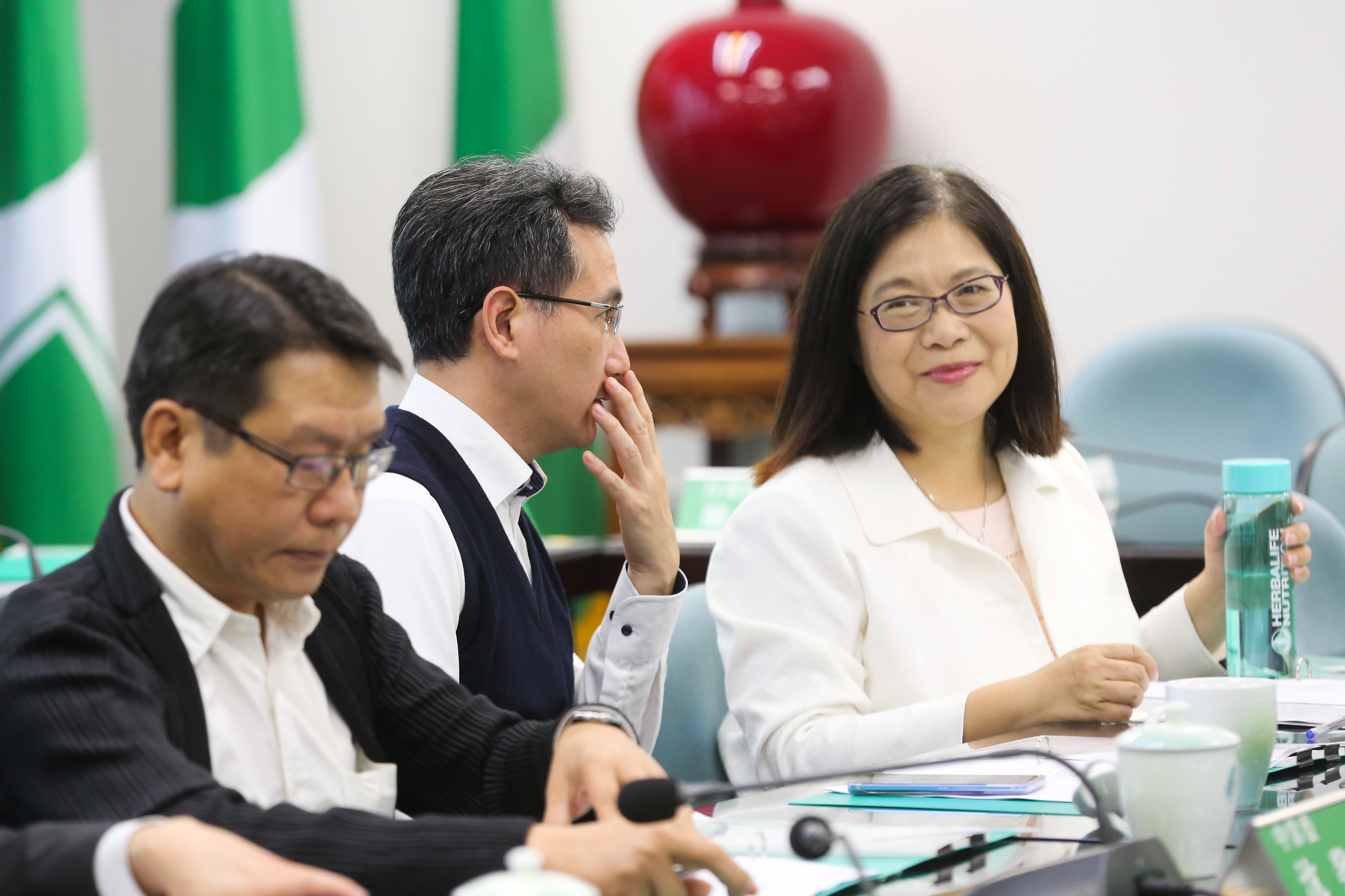 管碧玲也對國民黨不分區立委候選人葉毓蘭喊話，要求葉要真的敢為警消人權發聲。