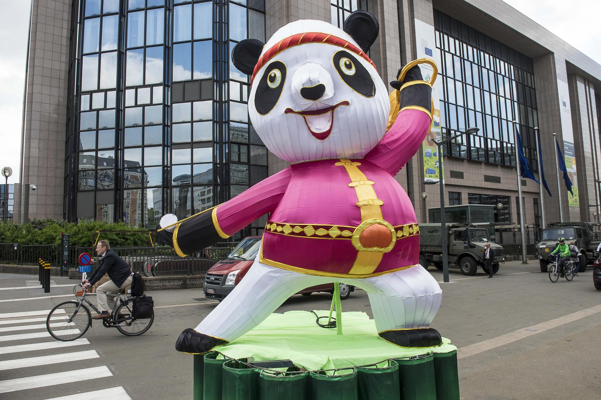2018年5月，熊貓花燈出現布魯塞爾街頭，這是當地中國燈會活動的一部分。（東方IC）